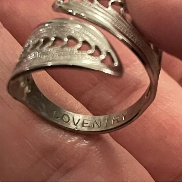 Sarah Coventry signed silver tone filigree size 8.0 ring - Picture 4 of 4